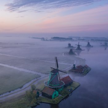 De molens van de Zaanse Schans bij Zaandam met ochtend mist.